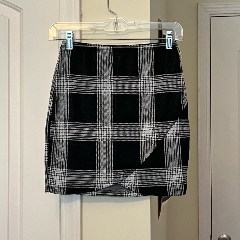 Rue21 Black and White Plaid Fitted Mini Skirt - Picture 1 of 3